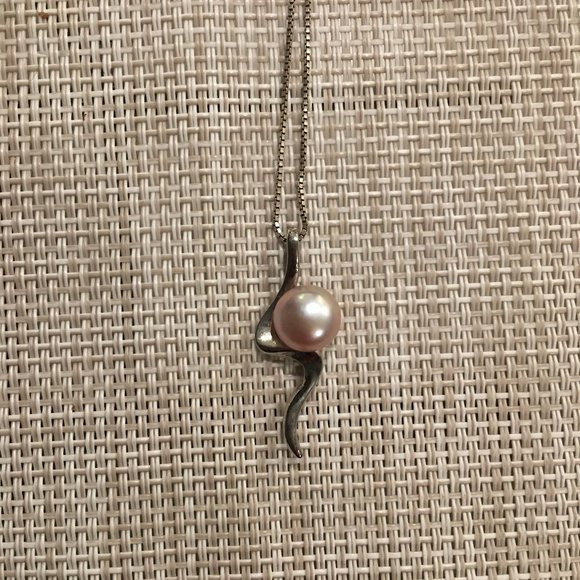 Pink freshwater pearl necklace with silver chain and flash / swirl / lightning - Picture 2 of 5